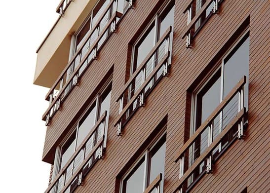ترکیب نمای چوب و آجر در جلوه‌ی ساختمان نقش بسیار مهمی دارد.