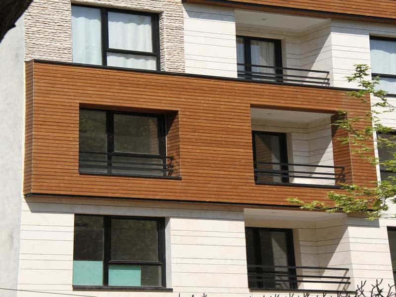 ترکیب نمای چوب و آجر نسوز در ساختمان استفاده می‌شود.